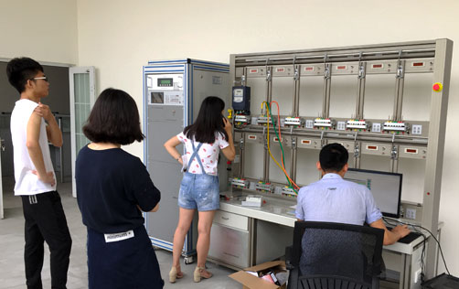 四川計量站使用三相電能表校驗裝置現場圖